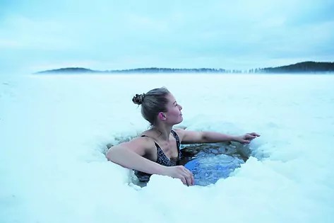 Baños en lagos helados a -10 grados y otros planes exóticos para despedir el año (y atraer a la suerte)