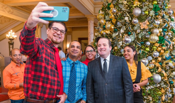 Con encendido de árbol dan apertura a los jardines del Palacio Nacional