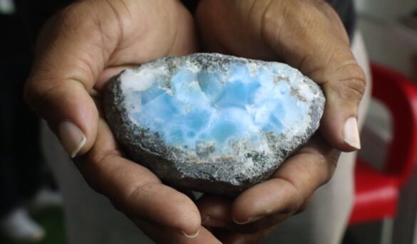 Larimar: mineral exclusivo que despierta interés legal e ilícito