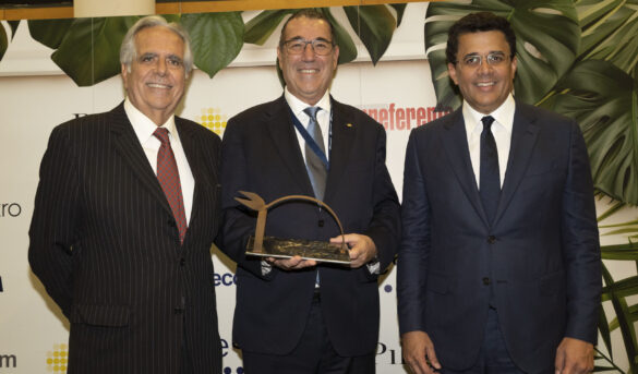 Reconocen a Juan Manuel Martín de Oliva en la FITUR