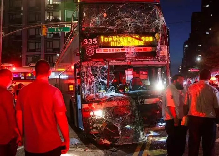 Un muerto y varios heridos al volcarse un autobús turístico con pasajeros en Nueva York