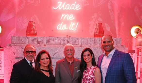 Albert Pujols y Nicole Fernández participan en encuentro con el padre de Jeff Bezos