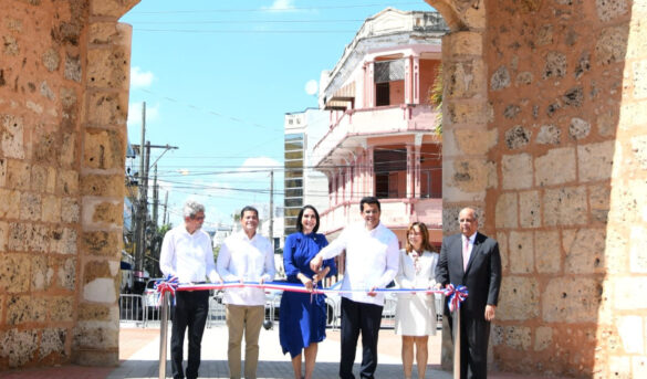 Ministerio de Turismo inaugura remozamiento de la Puerta de la Misericordia