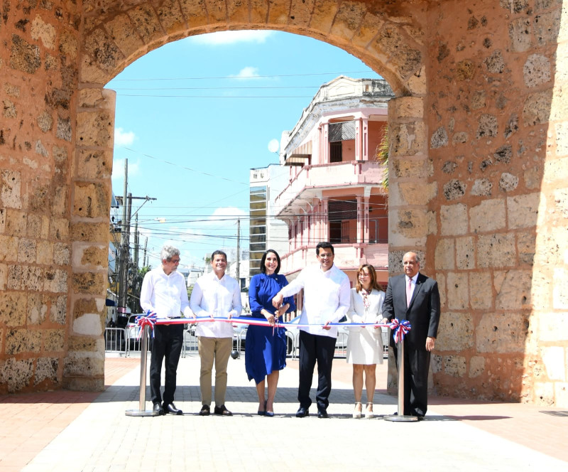Ministerio de Turismo inaugura remozamiento de la Puerta de la Misericordia