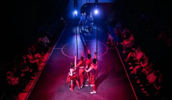 Del barco a la tierra: el espectáculo de cruceros de Virgin Voyages causa sensación como el primero en hacer el cambio