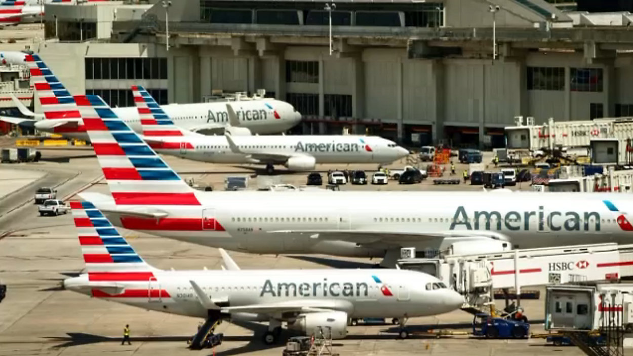 American Airlines incrementa el precio de facturar maletas
