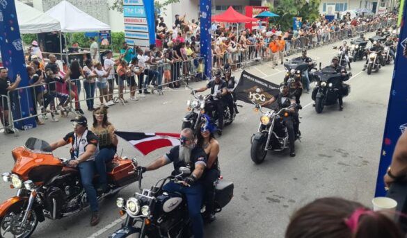 Miles asisten al Carnaval de Punta Cana