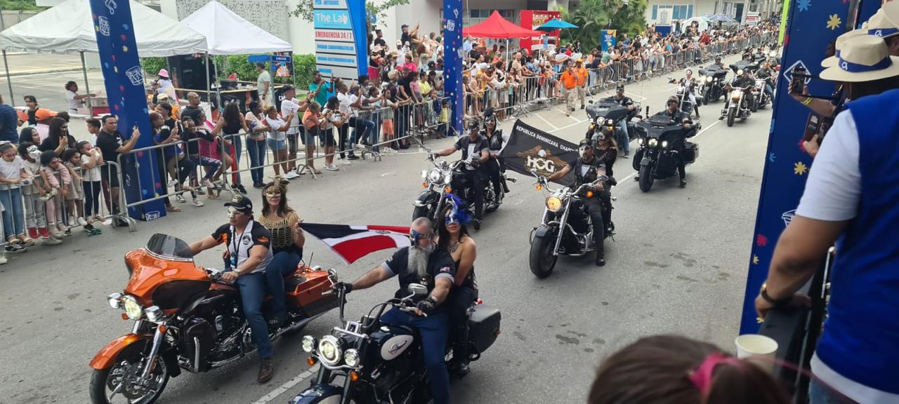 Miles asisten al Carnaval de Punta Cana