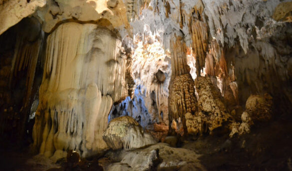 Dónde está ubicada la Cueva de las Maravillas? ¿A qué provincia pertenece?