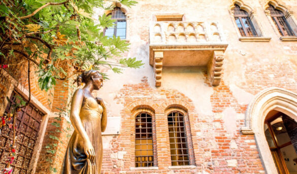 El pecho de la estatua de Julieta, en Verona, está agujereado por las 'caricias' de los turistas