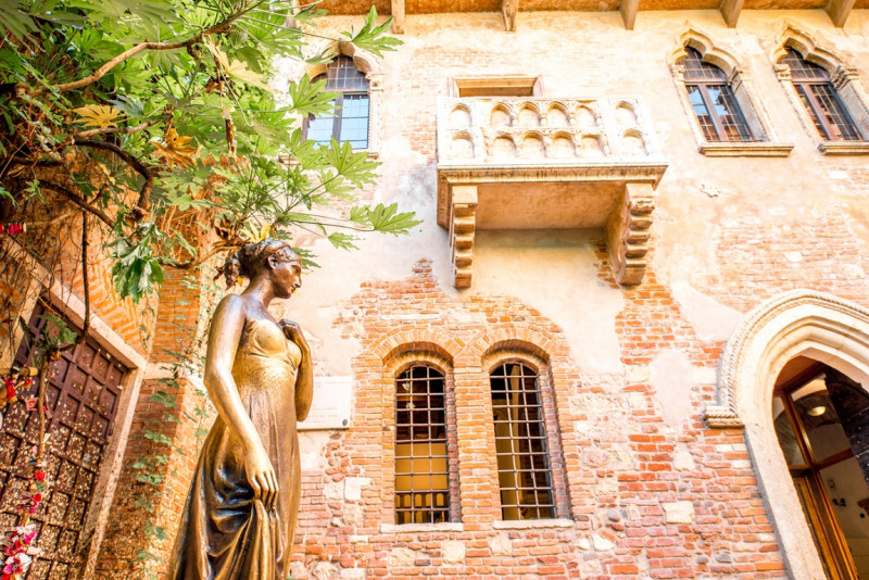 El pecho de la estatua de Julieta, en Verona, está agujereado por las 'caricias' de los turistas