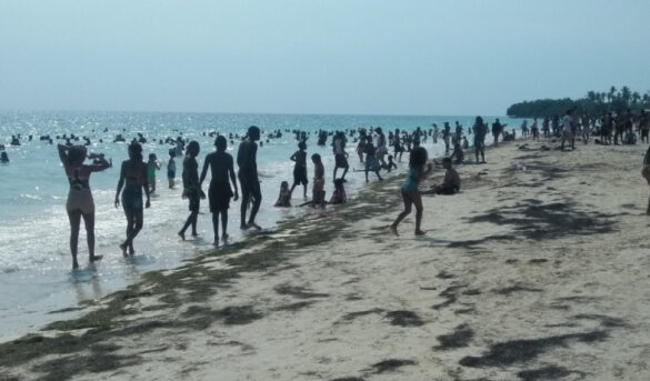 Vacacionistas arropan playas de Pedernales en Viernes Santo