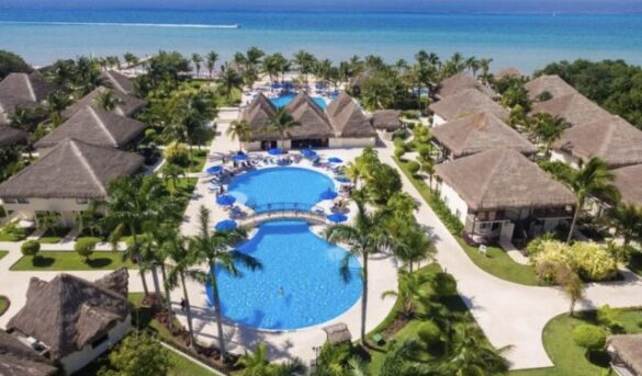 Cozumel: turistas sorprenden a camarera con dólares en la cama