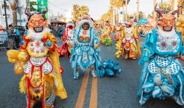 Celebran hoy carnaval de DN con más 80 comparsas y personajes