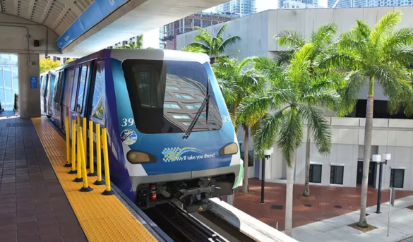 Viajar gratis por el Downtown de Miami es posible con el MetroMover