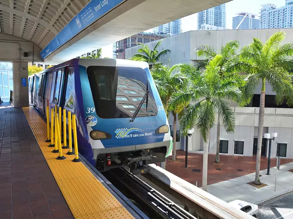 Viajar gratis por el Downtown de Miami es posible con el MetroMover