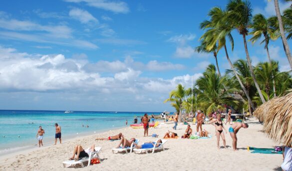 Ingresos y gastos de turistas aumentan en República Dominicana