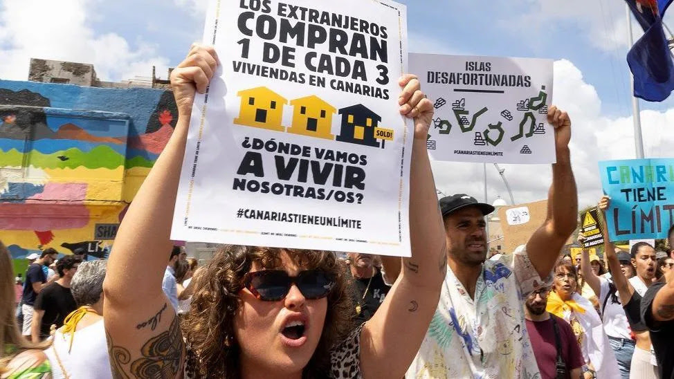 “Canarias tiene un límite”: las multitudinarias protestas contra el turismo masivo que dicen abruma a las islas