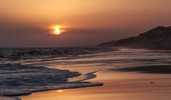 Estas es la playa más larga de España: 28 kilómetros de longitud en mitad de un parque natural y nacional