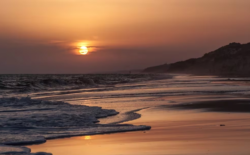 Estas es la playa más larga de España: 28 kilómetros de longitud en mitad de un parque natural y nacional