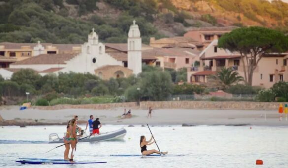 La isla de Italia que tiene playas paradisíacas y multa a los turistas que roban arena