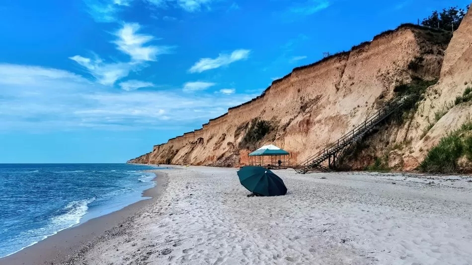 Esta playa europea menos conocida tiene el agua más azul del mundo