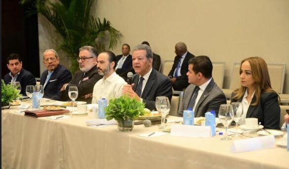 Leonel expone ante Asonahores su programa de gobierno en materia turística