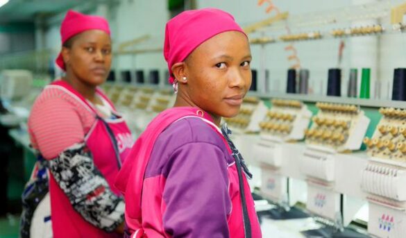 El desempleo mundial bajará en 2024, pero sin reducirse la brecha de género, según la OIT