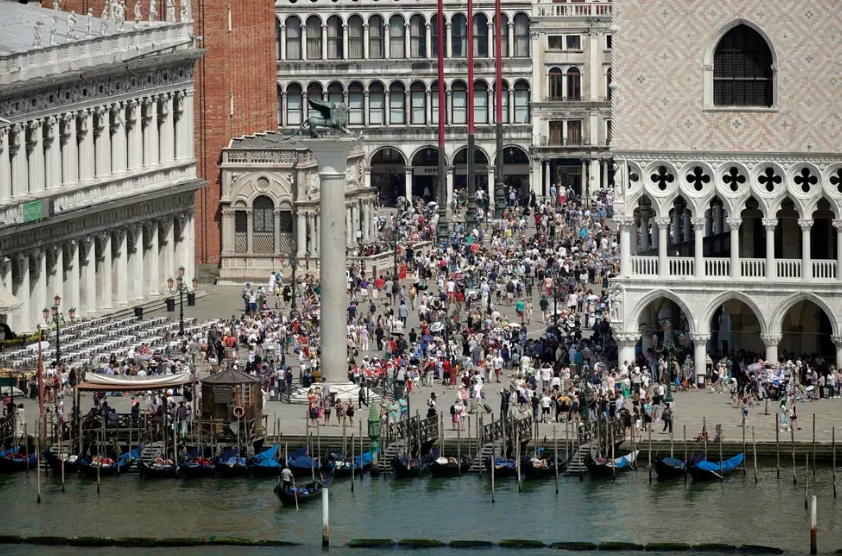 Venecia continúa su cruzada contra el turismo: ahora prohíbe los grandes grupos de personas y el uso de altavoces