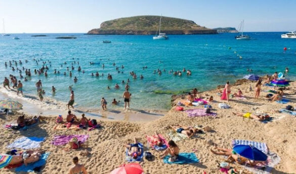 Miles de viajeros afectados por la quiebra de FTI: TUI y Dertour se encargarán de los viajes a Canarias y Baleares