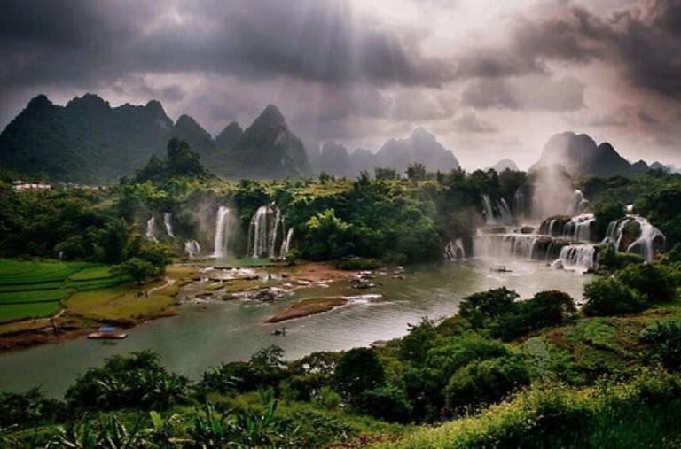Polémica en China luego de que un turista descubriera que su cascada más alta se abastece de una tubería de agua secreta