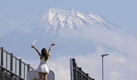Lo que un muro para tapar las vistas del Monte Fuji te explica del caos turístico en Japón