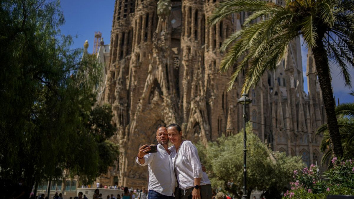 Miles de personas protestan contra el turismo excesivo en Barcelona, la ciudad española más visitada