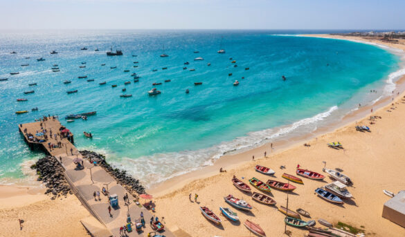 El desconocido paraíso africano de playas caribeñas y 'rallies' en el desierto que hay que visitar ya