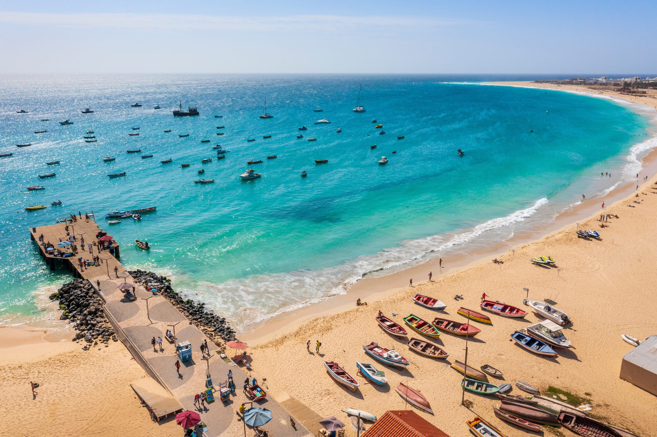 El desconocido paraíso africano de playas caribeñas y 'rallies' en el desierto que hay que visitar ya