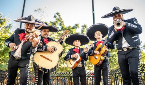 México mantiene viva la tradición del mariachi con un encuentro nacional y vistosos trajes de charro
