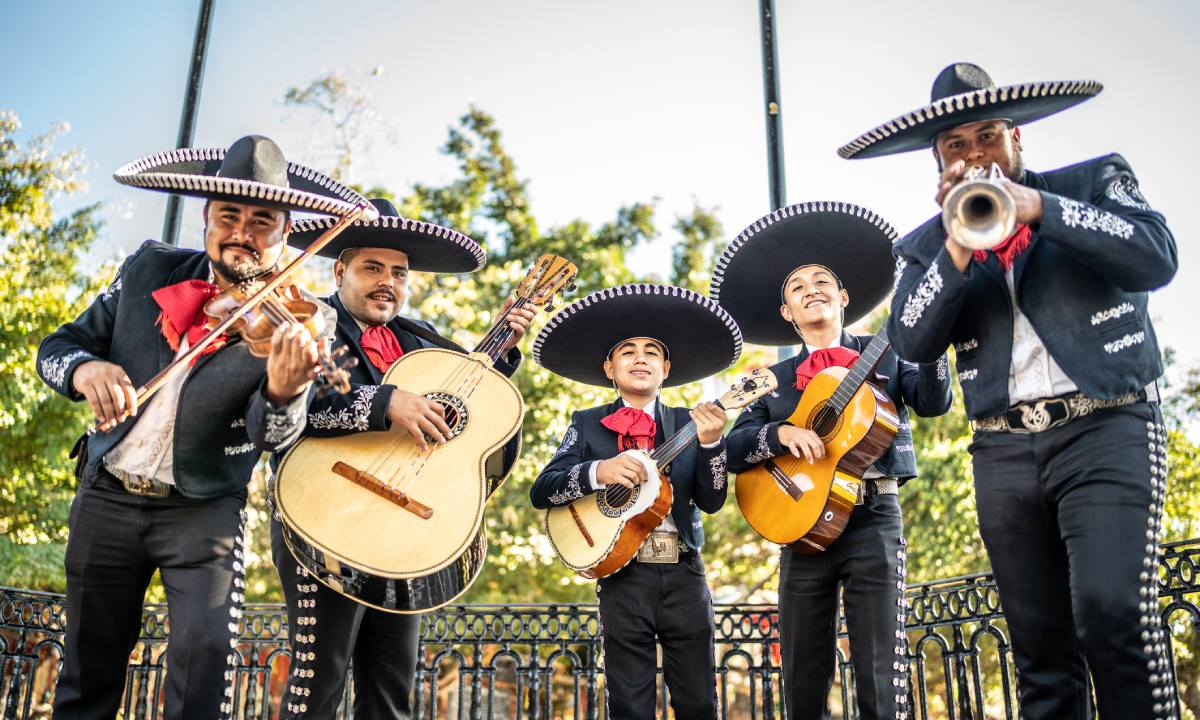 México mantiene viva la tradición del mariachi con un encuentro nacional y vistosos trajes de charro