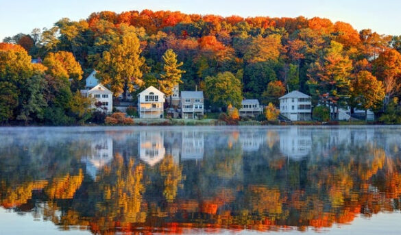 Estas son las 8 ciudades de Estados Unidos con el ambiente otoñal más acogedor
