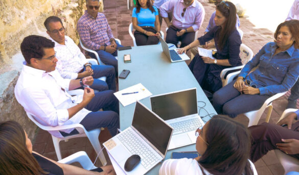 Collado vuelve a despachar desde los espacios públicos