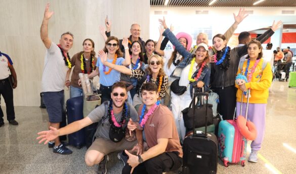 Emoción matiza llegada de viajeros, vuelos aumentan