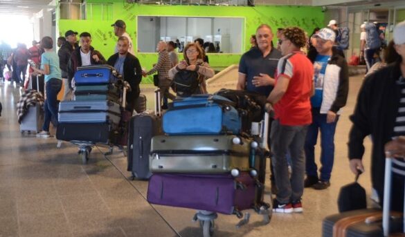 Miles de viajeros siguen arribando por el AILA para festividades navideñas