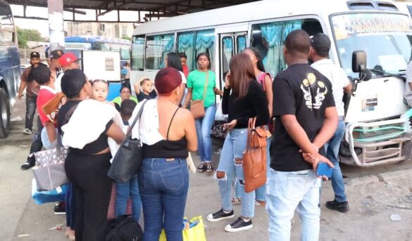 Esperan Año Nuevo entre la esperanza y la nostalgia