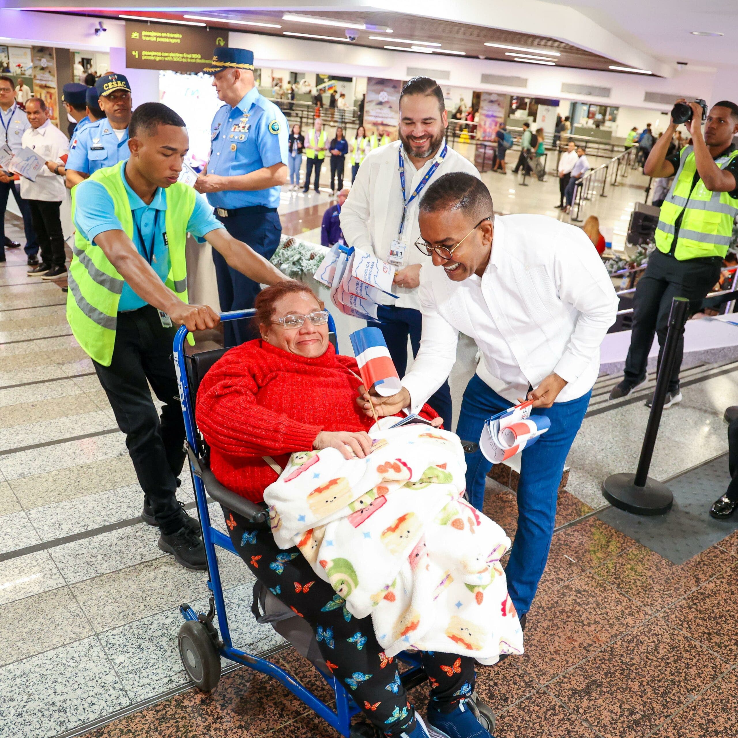 Así están recibiendo en el Aila a dominicanos que residen en el exterior