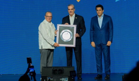 Gobierno galardona a Rainieri por sus valiosos aportes al turismo