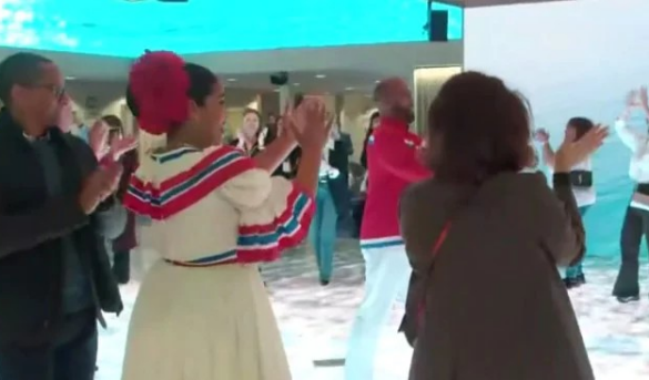 Stand RD en FITUR conmueve a los dominicanos en España