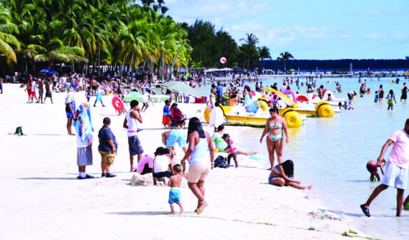 Miles asisten a la playa de Boca Chica para iniciar el nuevo el 2025
