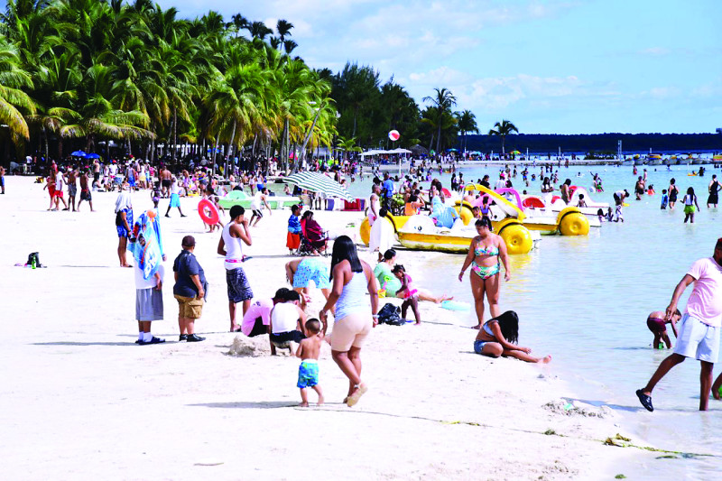 Miles asisten a la playa de Boca Chica para iniciar el nuevo el 2025