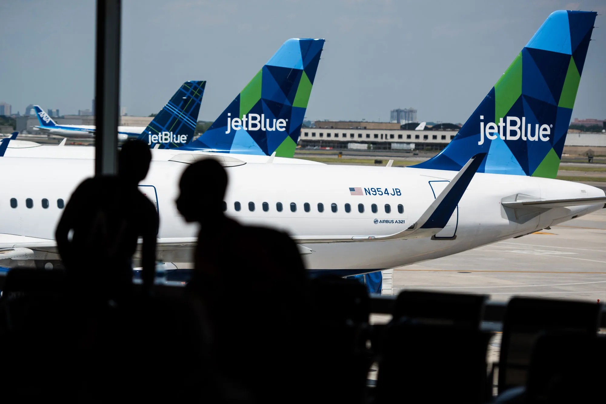 EU multa con 2 millones dólares a JetBlue por «demoras crónicas»