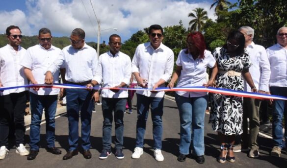 Ministro de Turismo entrega obra en Arroyo Barril y deja iniciadas otras en Samaná