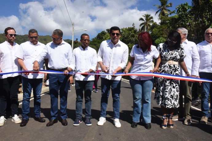 Ministro de Turismo entrega obra en Arroyo Barril y deja iniciadas otras en Samaná